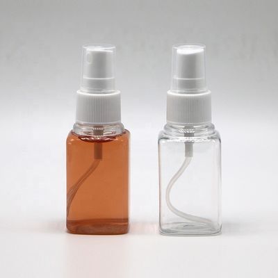 Des bouteilles anti-fuite de désinfectant pour les mains claires d'une capacité de 30 ml et d'un carré de pulvérisation de brouillard fin