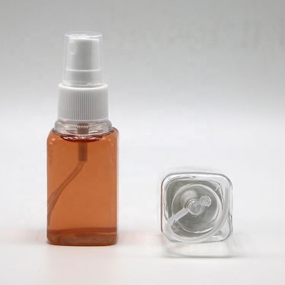 Des bouteilles anti-fuite de désinfectant pour les mains claires d'une capacité de 30 ml et d'un carré de pulvérisation de brouillard fin