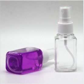 Des bouteilles anti-fuite de désinfectant pour les mains claires d'une capacité de 30 ml et d'un carré de pulvérisation de brouillard fin