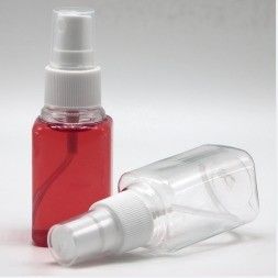 Des bouteilles anti-fuite de désinfectant pour les mains claires d'une capacité de 30 ml et d'un carré de pulvérisation de brouillard fin