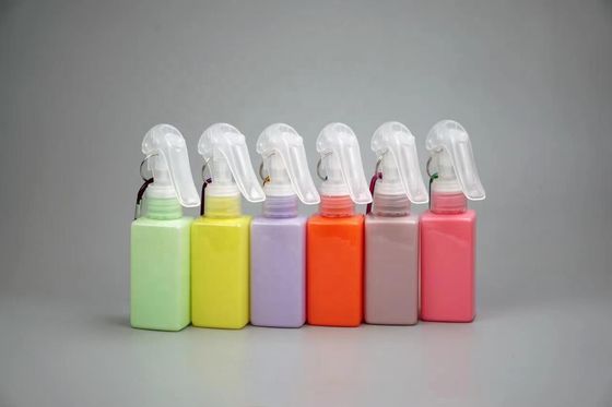 Impression par écran 100 ml PET Bouteille de pulvérisateur à déclencheur en forme carrée avec crochet mental portable